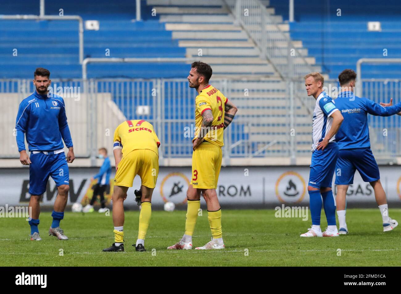 Magdeburg, Deutschland. 8. Mai 2021. firo: 08.05.2021 Fußball, Saison 2020/21 3. Bundesliga: SC Magdeburg - MSV Duisburg Leo Weinkauf, Enttäuschung, enttäuscht, frustriert, nach, The, Defeat, MSV Duisburg, Player, Dominik Schmidt Quelle: dpa/Alamy Live News Stockfoto