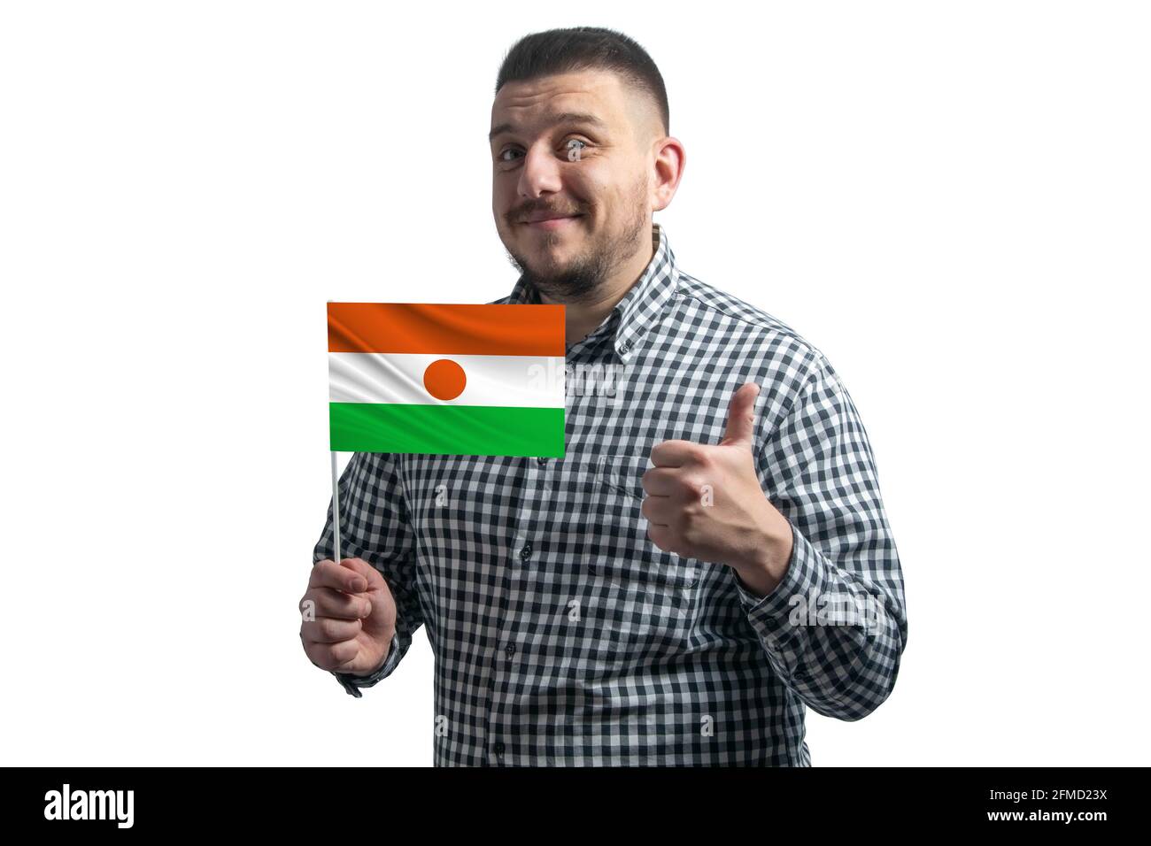 Weißer Kerl mit einer Flagge von Niger und zeigt die Klasse von Hand isoliert auf weißem Hintergrund. Wie für Niger. Stockfoto