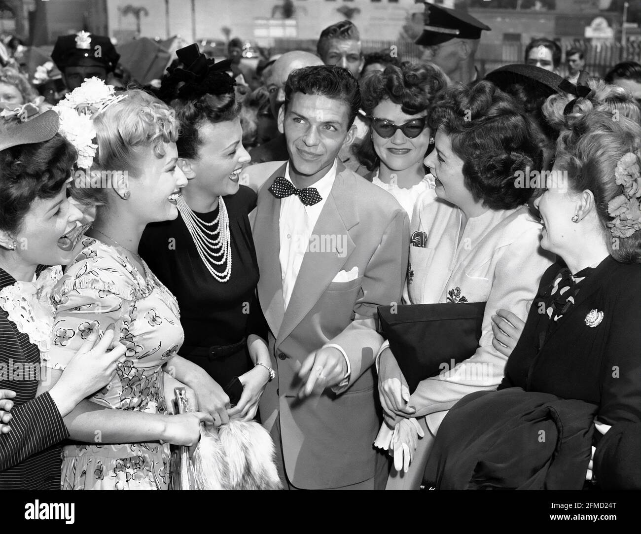 Frank Sinatra mit Damen-Fans in Pasadena (1943-08-11) Stockfoto