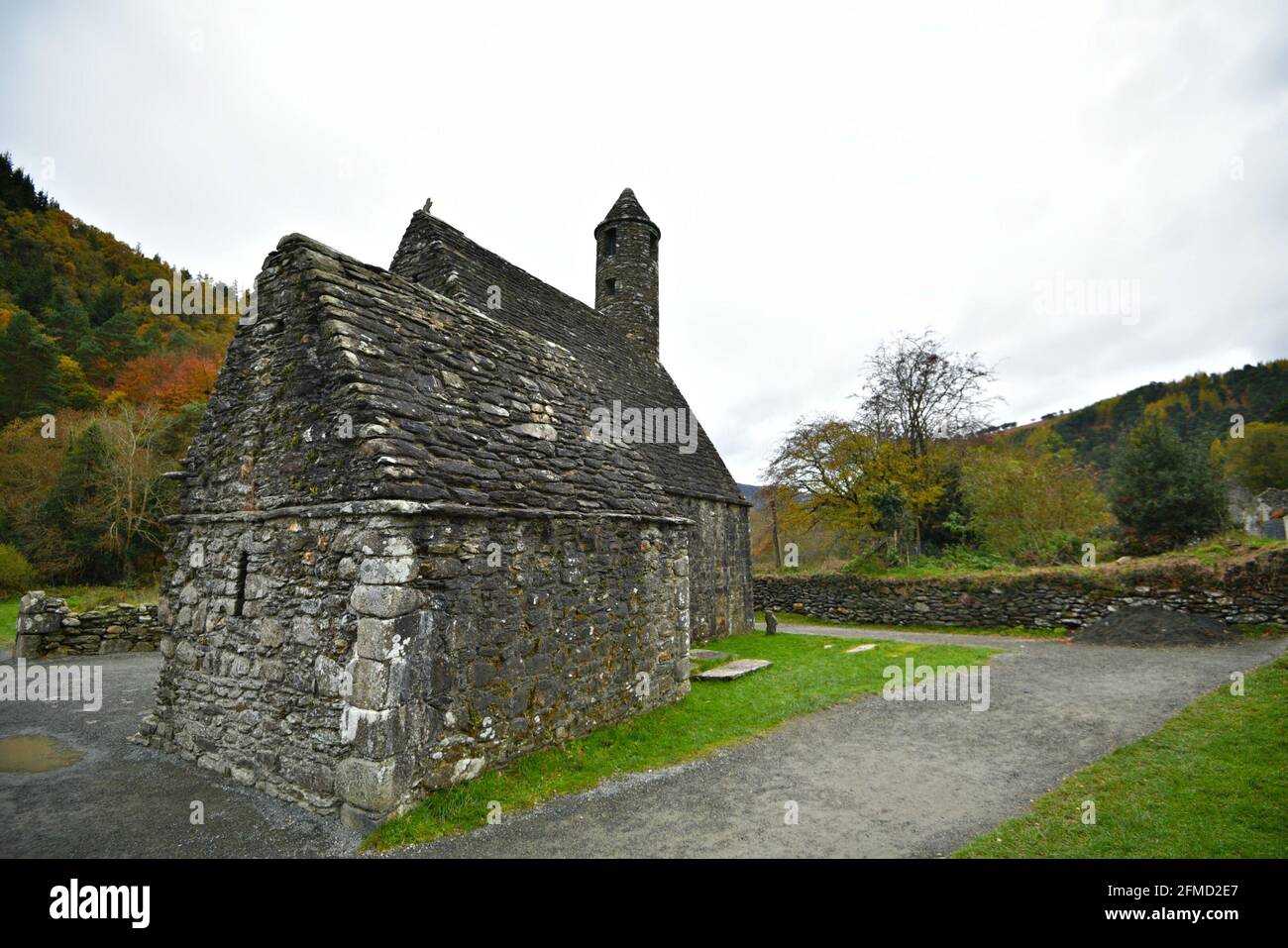 Herbstlandschaft mit Panoramablick auf die mittelalterliche St. Kevin's Kapelle mit dem Round Tower im Glendalough Valley, County Wicklow Dublin Irland Stockfoto