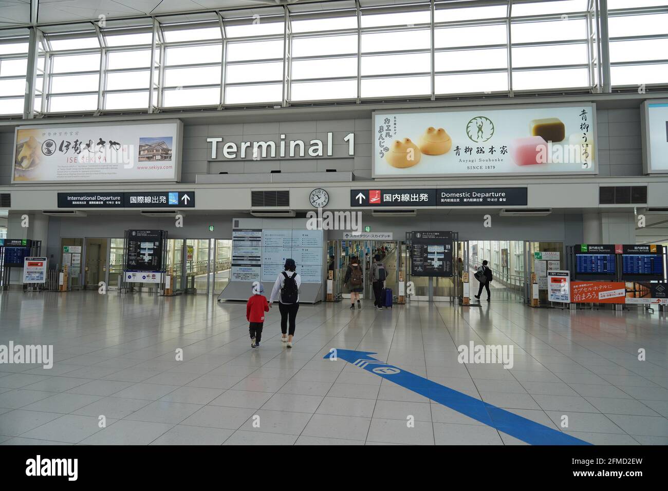 Tokoname, Japan. Mai 2021. Reisende, die Gesichtsmasken tragen, können beim Spaziergang am Chubu Centrair International Airport Terminal beobachten. Japan verlängert den Ausnahmezustand bis Ende Mai und verstärkt die Sperrmaßnahmen, da die Zahl der Infektionsfälle im Rahmen einer Coronavirus-Pandemie weiterhin hoch ist. Kredit: SOPA Images Limited/Alamy Live Nachrichten Stockfoto