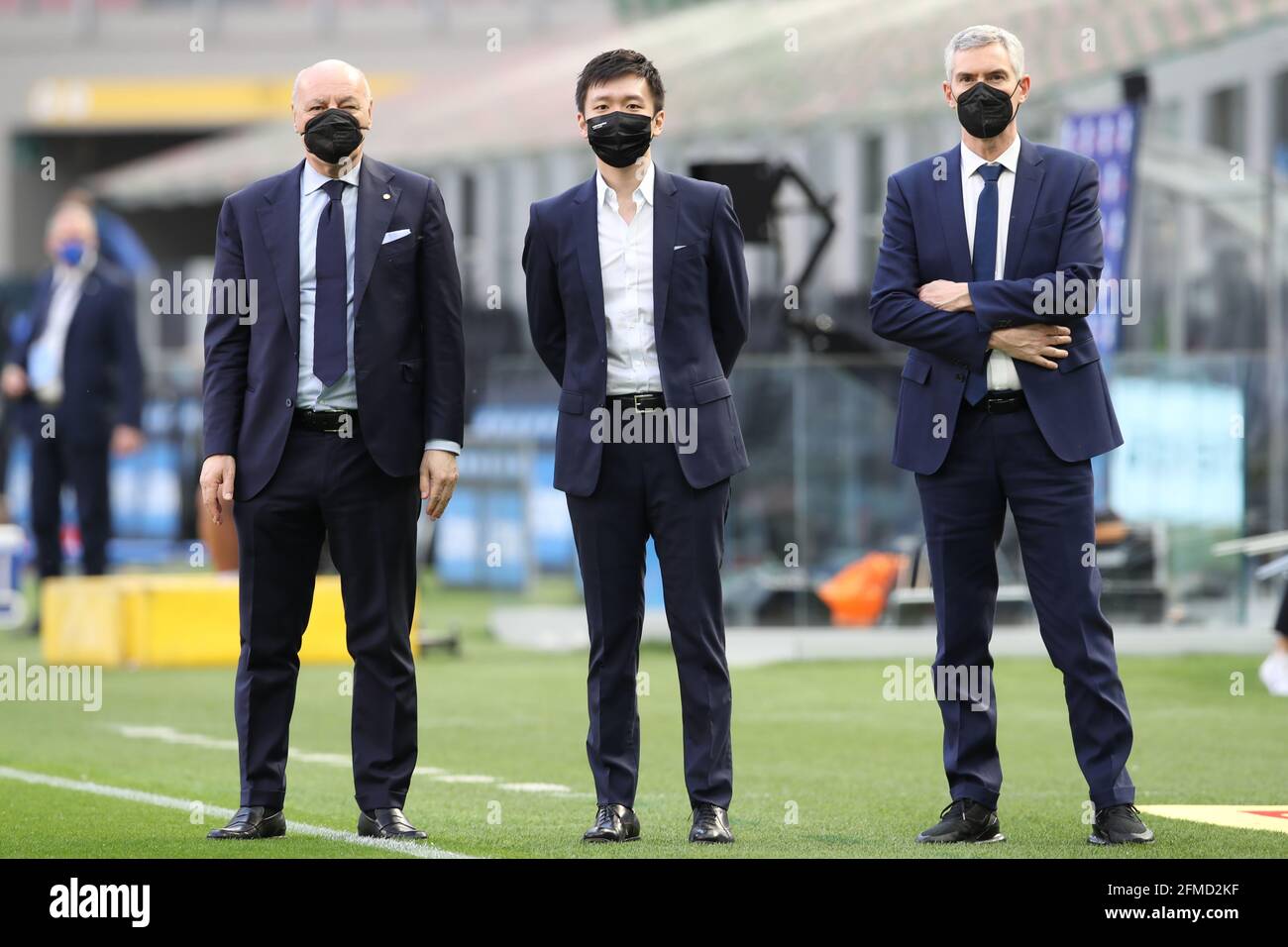 Mailand, Italien, 8. Mai 2021. Giuseppe Marotta FC Internazionale Managing Director, Steven Zhang FC Internazionale President und Alessandro Antonelli FC Internazionale Chief Executive Officer vor dem Start des Serie-A-Spiels bei Giuseppe Meazza in Mailand. Bildnachweis sollte lauten: Jonathan Moscrop / Sportimage Stockfoto