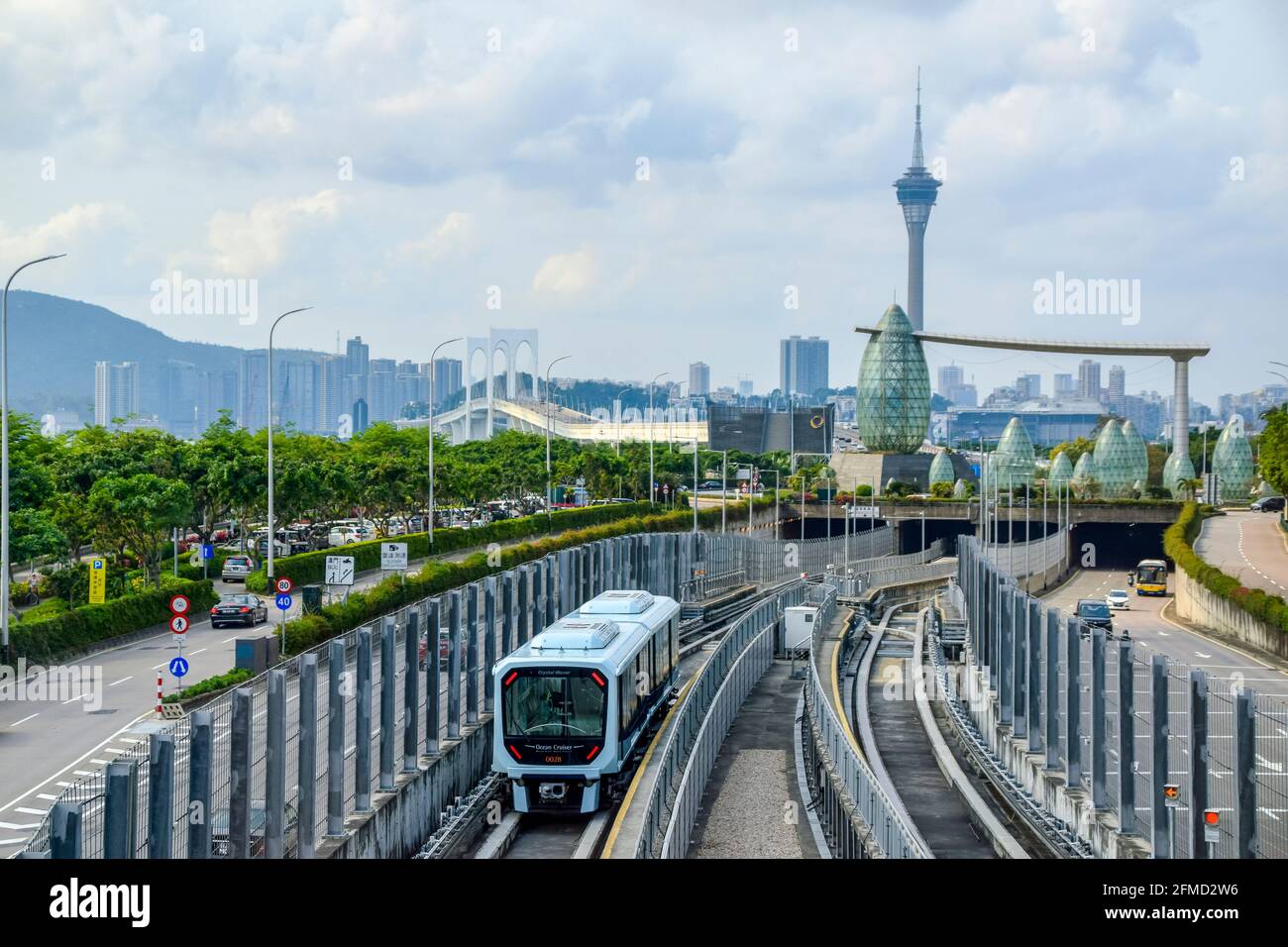 Macau - 2. April 2021: Macau Light Rapid Transit (MLRT) Taipa Line das Stadtbahnsystem verbindet Taipa und Cotai Stockfoto