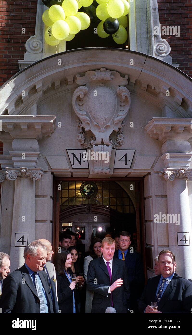 Charles Kennedy Lib dem Leader Parlamentswahlen am 2001. Juni draußen Das Hauptquartier der Liberaldemokraten in der Cowley Street London Nach den Parlamentswahlen Stockfoto