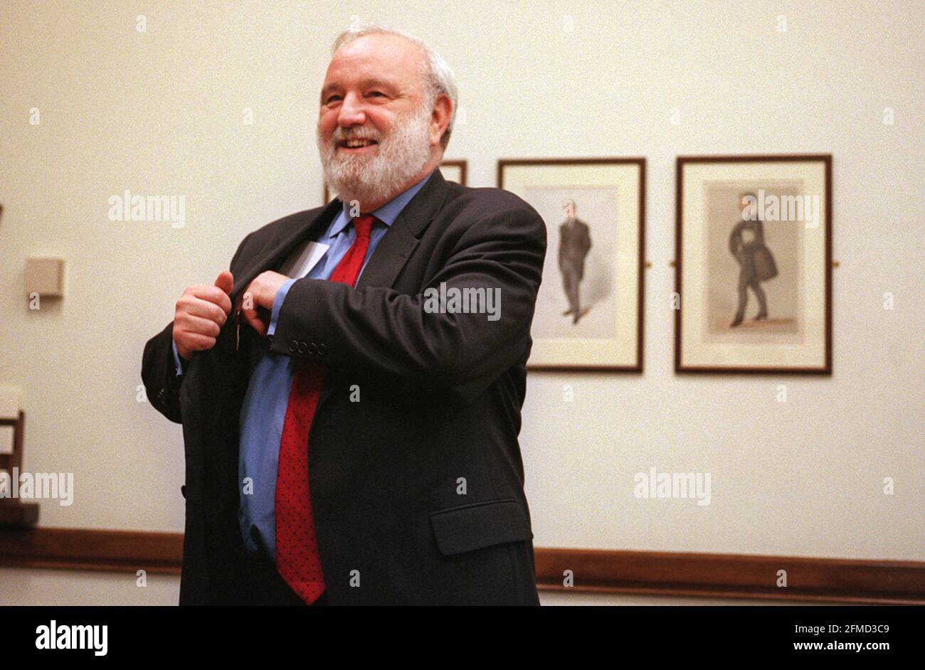 Bürgermeisteranwärter Frank Dobson schließt am 1999. Dezember eine Pressekonferenz ab Zu seinem Entwurf eines Gesetzes über Kriminalität und Sicherheit im Parlament Der Commons Stockfoto