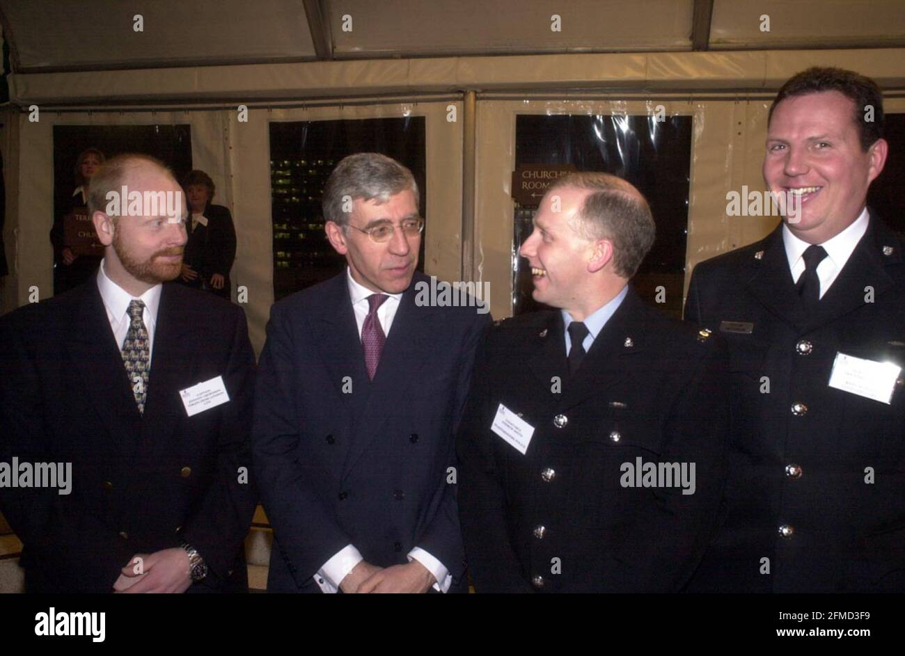 Empfang im Unterhaus zu Ehren der Empfänger der Queens Gallantry Awards am 2000. November der Polizei in den letzten 18 Monaten. Jack Straw mit (links) Captain Johnny Crewdson, einem zivilen Hubschrauberpilot, und der Hubschraubercrew Constable Andrew Smith und Sgt. Ian Edgington, der bei den Osterfluten 1998 in der Nähe von Evesham nächtliche Rettungsaktionen durchgeführt hat Stockfoto
