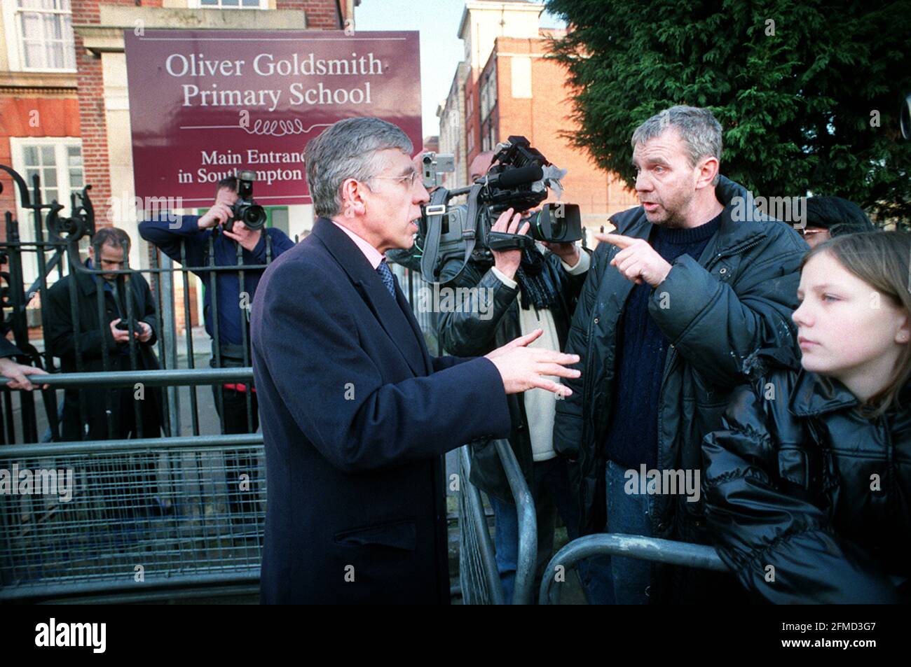 Jack Straw besucht am 2000. Dezember die Oliver Goldsmith Schule, an der die ermordete 10-jährige Damilola Taylor teilnahm. Nach dem Besuch spricht er mit dem ortsansässigen Tony Kempson. Stockfoto