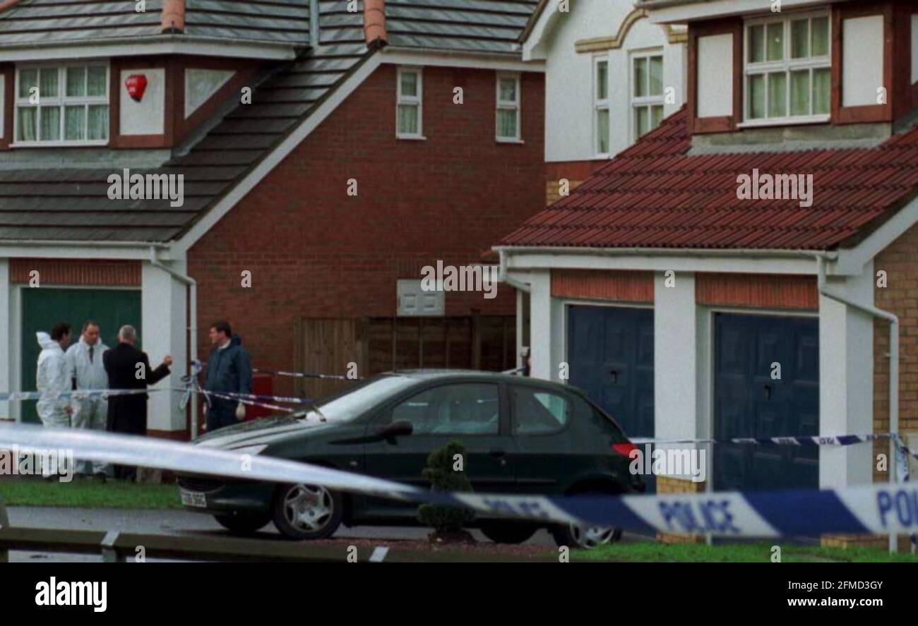 Das Haus (rechts) am Stadtrand von Camberley, wo vier Es wurden Personen gefunden, darunter zwei Kinder der Familie Smith In einem Haus auf dem Landgut im Süden getötet England früher heute Stockfoto