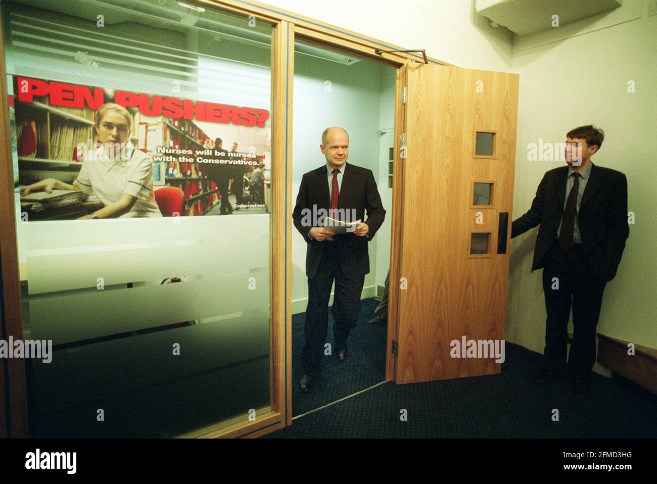 TORY-PRESSEKONFERENZ AUF DEM SMITH SQUARE, UM EINE NEUE PLAKATKAMPAGNE ZU STARTEN. WILLIAM HAGUE BEI DER PRESSEKONFERENZ, MIT EINEM DER NEUEN PLAKATE NEBEN DER TÜR. 15.2.01 PIC:JOHN VOOS Stockfoto