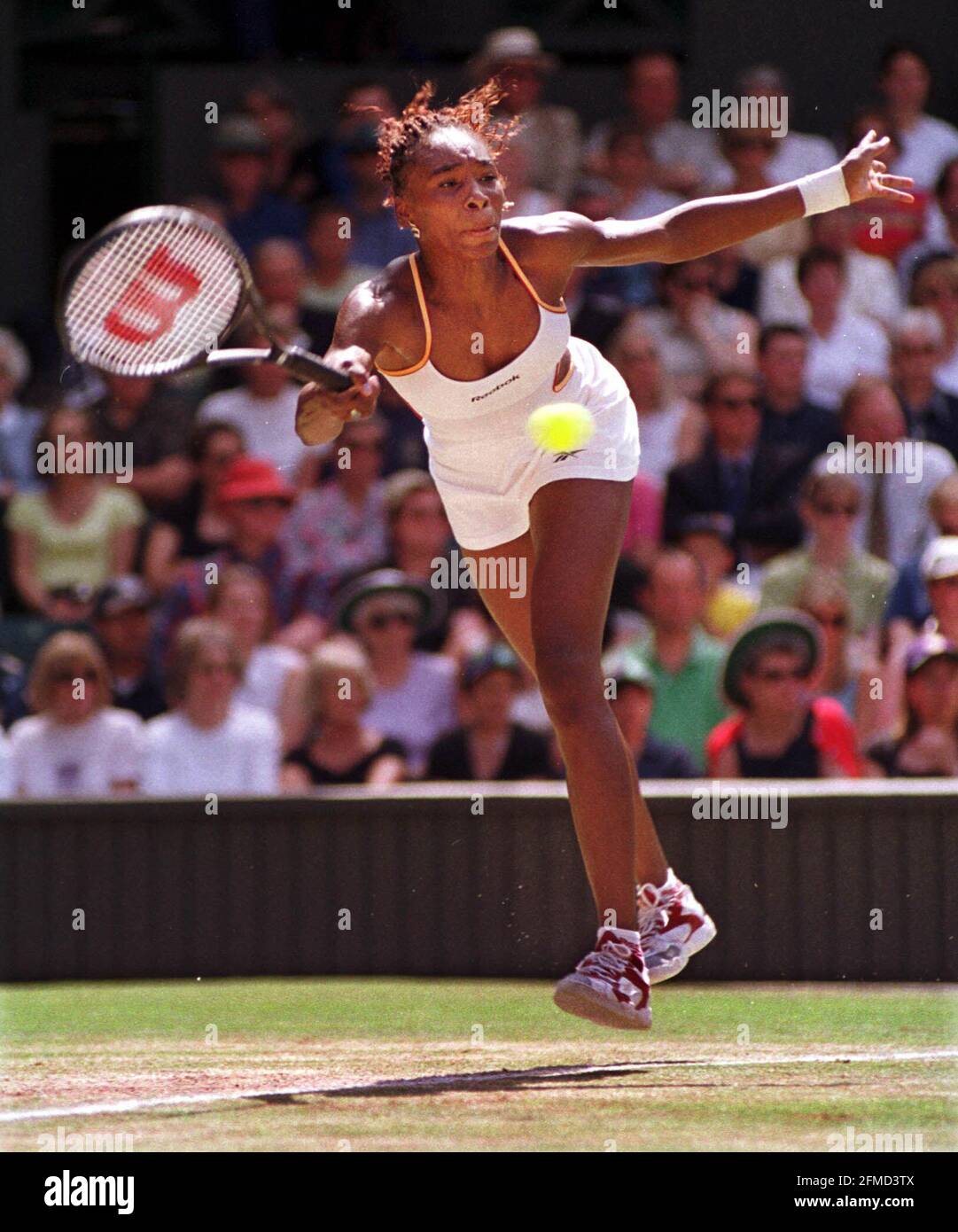 Venus Williams spielt Serena Williams in Wimbledon Juli 2000Venus Williams Im Frauen-Einzel-Match gegen ihre Schwester Serena Williams Stockfoto