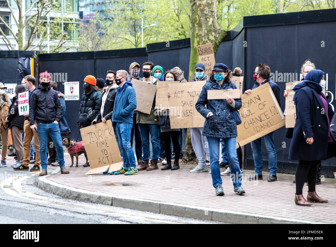 8. Mai 2021, London, Großbritannien - Demonstranten mit Plakaten versammelten sich am Tag nach dem Brand in der Nähe von New Providence Wharf am South Quay, Canary Wharf, um gegen die unsichere und brennbare Verkleidung von Gebäuden zu protestieren. Stockfoto