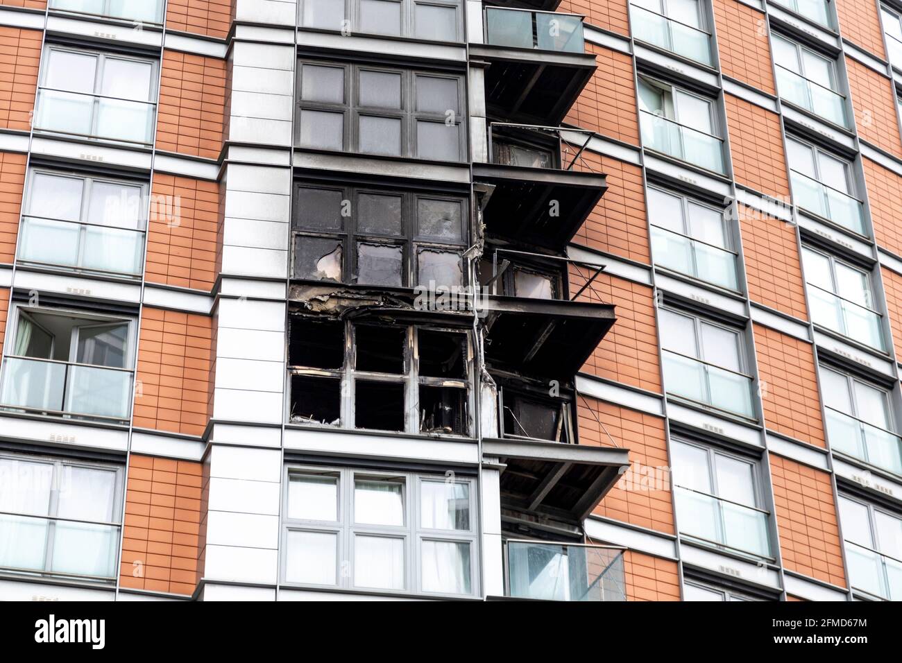 8. Mai 2021, London, Großbritannien - Fassade der New Providence Wharf nach einem Großbrand im Zusammenhang mit ACM-Verkleidungen (gleicher Typ wie bei der Katastrophe im Grenfell Tower), Poplar in der Nähe von Canary Wharf, gelöscht Stockfoto