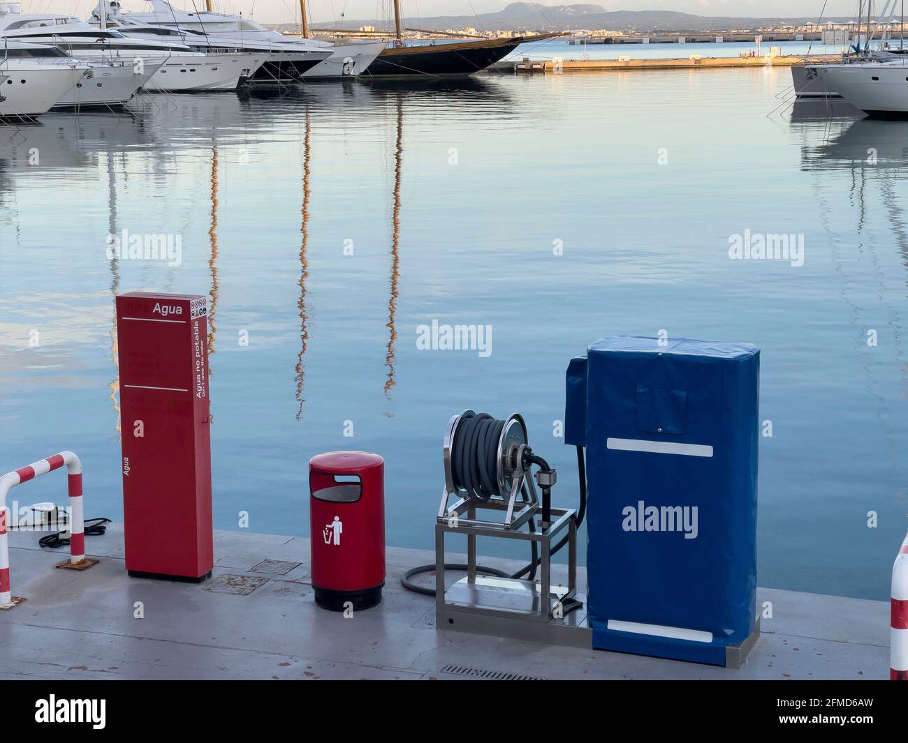 Boat Gas- und Wasserstation am Hafen von Palma de Mallorca Mit angedockten Luxusbooten im Hintergrund Stockfoto