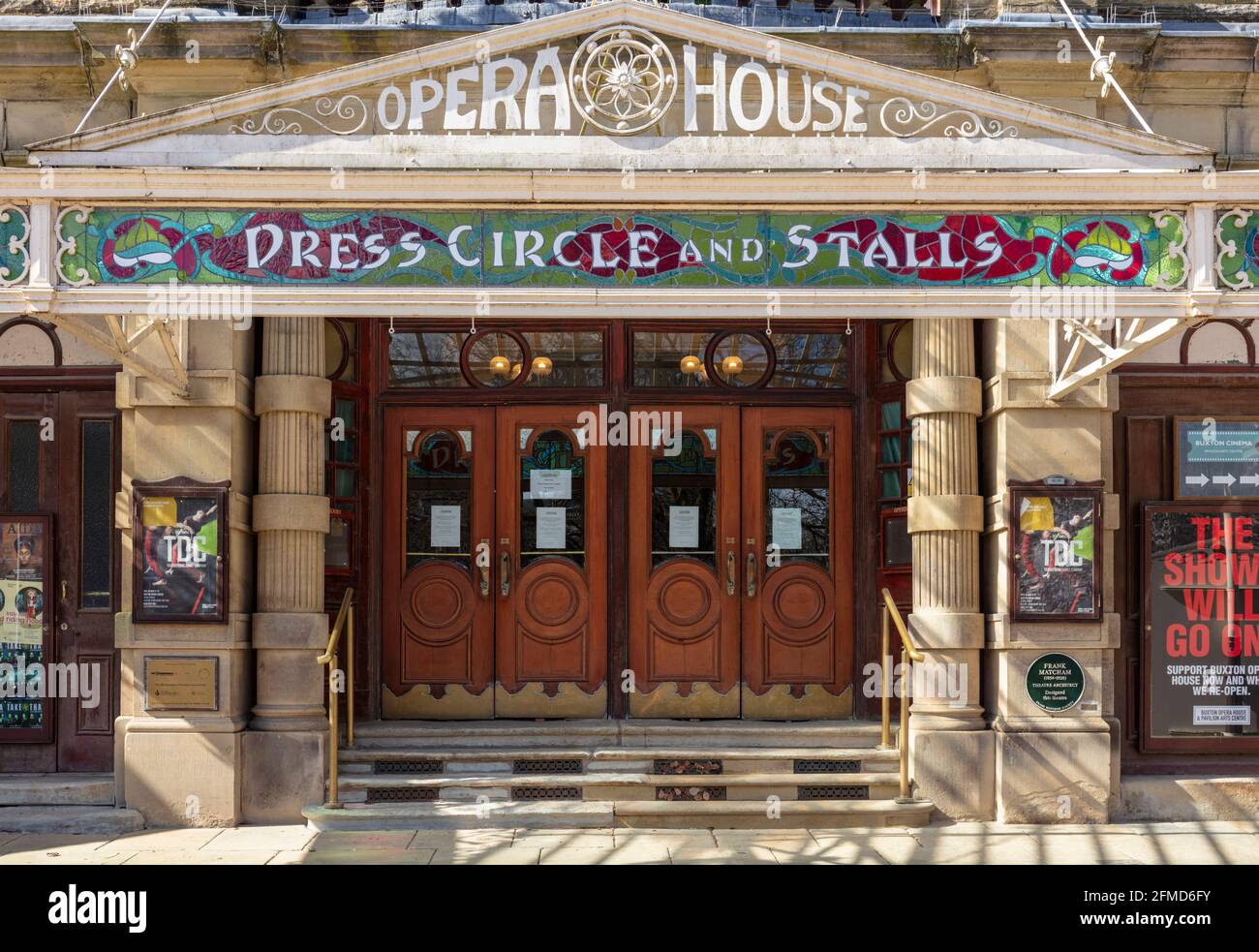 Buxton Opera House Nahaufnahme der Glasmalerei und großen hölzernen Eingangstüren Derbyshire England Buxton Kurstadt Derbyshire England GB, Großbritannien, Europa Stockfoto
