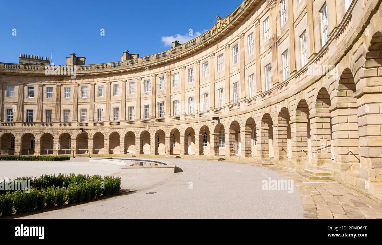 Duke of Devonshire Georgian Crescent ist jetzt Buxton Crescent Hotel The Crescent Buxton ein Kurort im Derbyshire Peak District Derbyshire England GB Großbritannien Stockfoto