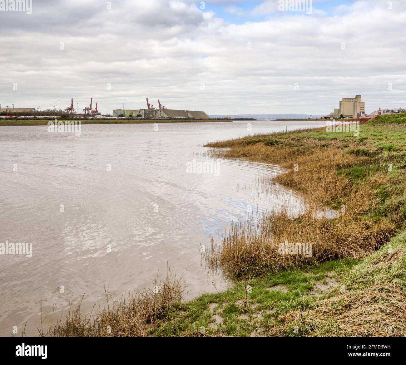 Flut bei Avonmouth am Fluss Avon in der Nähe von Bristol UK mit Kräne der Portbury Docks in der Ferne Stockfoto