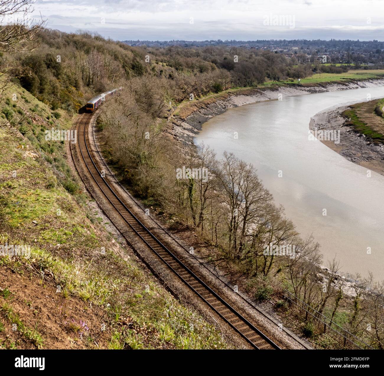Ein Zug auf der GWR Severn Beach Line von der Station Bristol Temple Meads zur Küste am Severn Beach, der dem Fluss Avon folgt Stockfoto