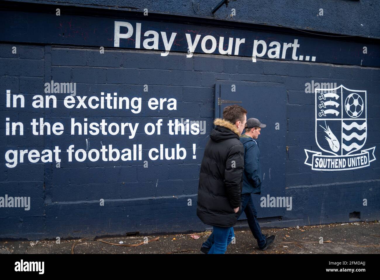 Roots Hall, Southend on Sea, Essex, Großbritannien. Mai 2021. Southend United hat ihr letztes Spiel in der Football League gespielt, nachdem sie in die National League abgestiegen war und damit eine 101-jährige ununterbrochene Spitzenfußballsaison hinter sich gebracht hat. Eine Auslosung 1-1 mit Besuchern von Newport County hat dazu geführt, dass der Klub von Essex die zweite Staffel von der zweiten Liga beendet hat und mit Grimsby abgestiegen wird, bis alle COVID-bezogenen Änderungen anstehen. Unterstützer kamen zu Boden, um von außen zu sehen und gingen nach Hause, um Vorschläge für eine bessere Zukunft aus vergangenen Zeiten zu machen Stockfoto