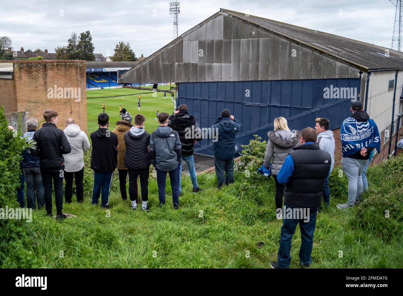 Roots Hall, Southend on Sea, Essex, Großbritannien. Mai 2021. Southend United hat ihr letztes Spiel in der Football League gespielt, nachdem sie in die National League abgestiegen war und damit eine 101-jährige ununterbrochene Spitzenfußballsaison hinter sich gebracht hat. Eine Auslosung 1-1 mit Besuchern von Newport County hat dazu geführt, dass der Klub von Essex die zweite Staffel von der zweiten Liga beendet hat und mit Grimsby abgestiegen wird, bis alle COVID-bezogenen Änderungen anstehen. Unterstützer kamen während der Pandemie von Covid 19 zu Boden, um von außen zu sehen Stockfoto