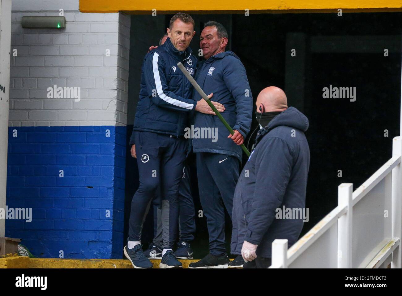 Gary Rowett Manager von Millwall zeigt seine Wertschätzung gegenüber dem Der Platzwart der Stadt Birmingham Stockfoto