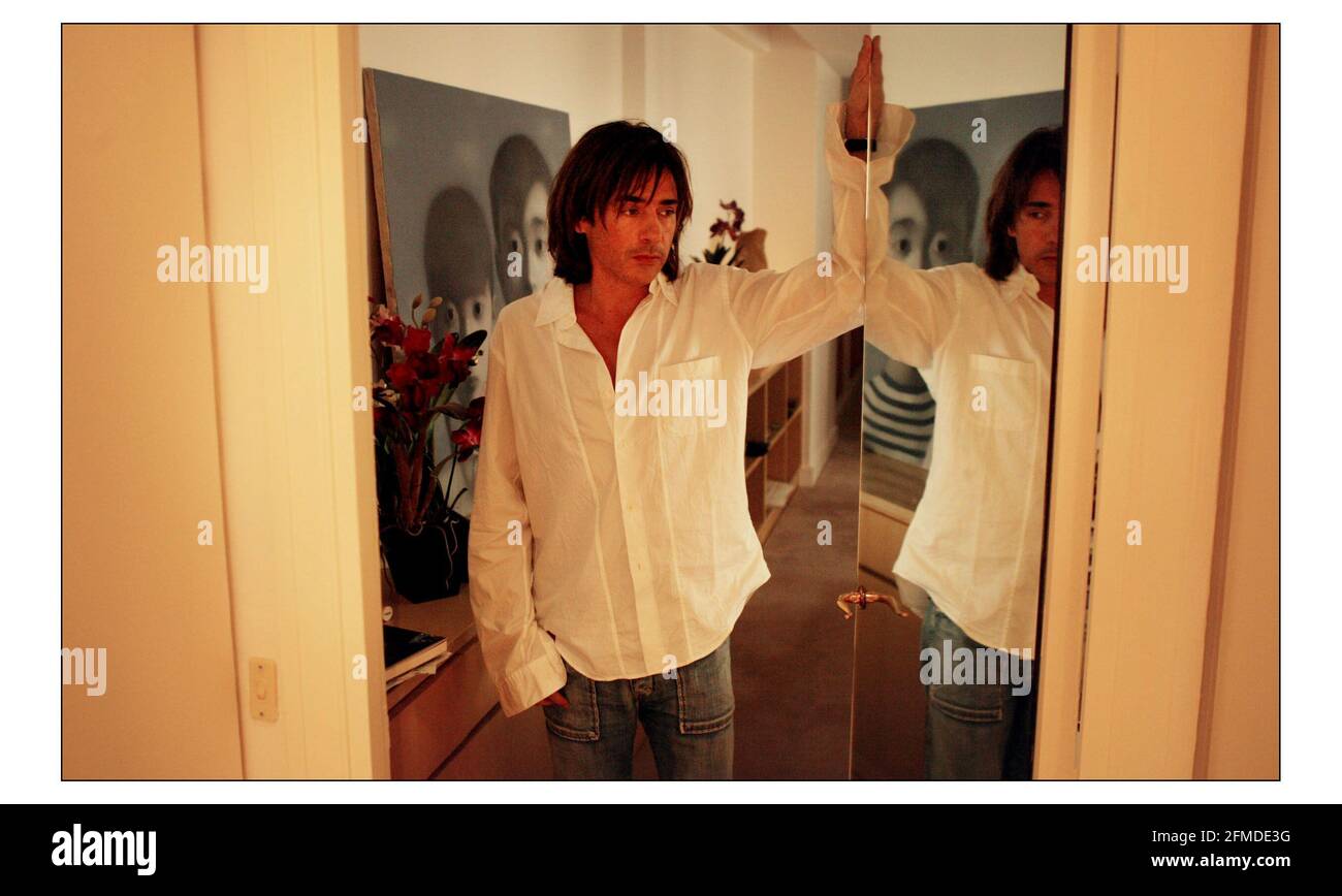 Jean Michel Jarre in seiner Pariser Wohnung.pic David Sandison 17/8/2004 Stockfoto