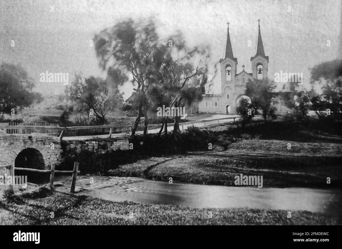 Vana-Kaarli Friedhofbrücke über den Härjapea Fluss, im Hintergrund Kapelle und Tore des Vana-Kaarli Friedhofs auf dem Siselinna Friedhof - 1889 Stockfoto
