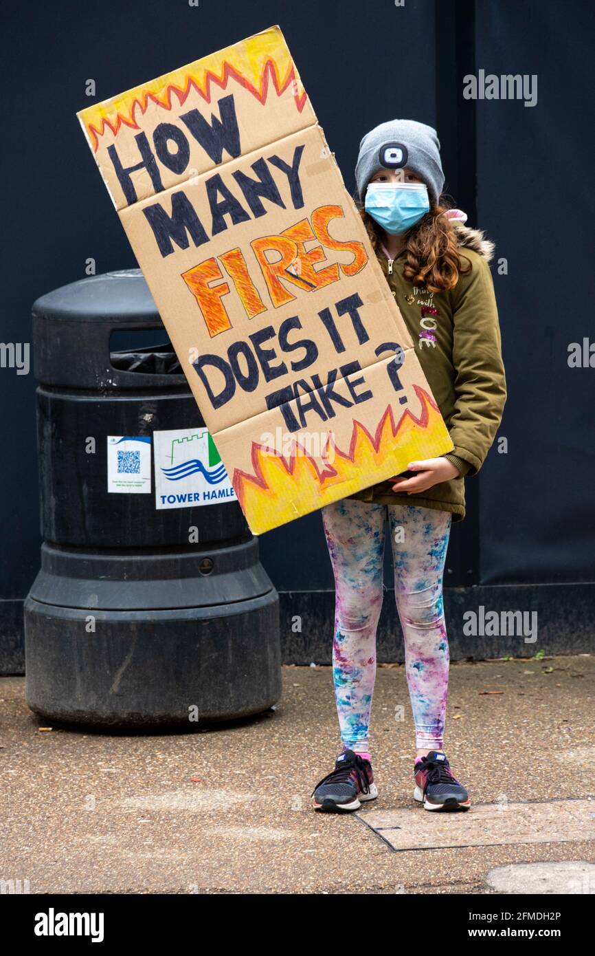 Protest in den Docklands, London, nach einem Brand in einem  Ballymore-Grundstück, das noch Jahre nach der Katastrophe im Turm von  Grenfell mit brennbaren Verkleidungen verkleidet ist Stockfotografie - Alamy