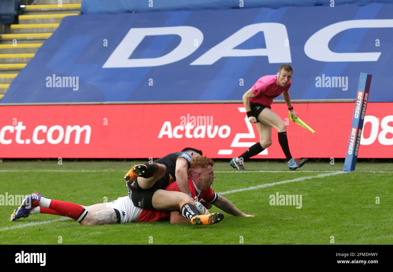 Harvey Livett von Salford Red Devils erzielt den zweiten Versuch seiner Seite im Viertelfinalspiel des Betfred Challenge Cup im Emerald Headingley Stadium, Leeds. Bilddatum: Samstag, 8. Mai 2021. Stockfoto