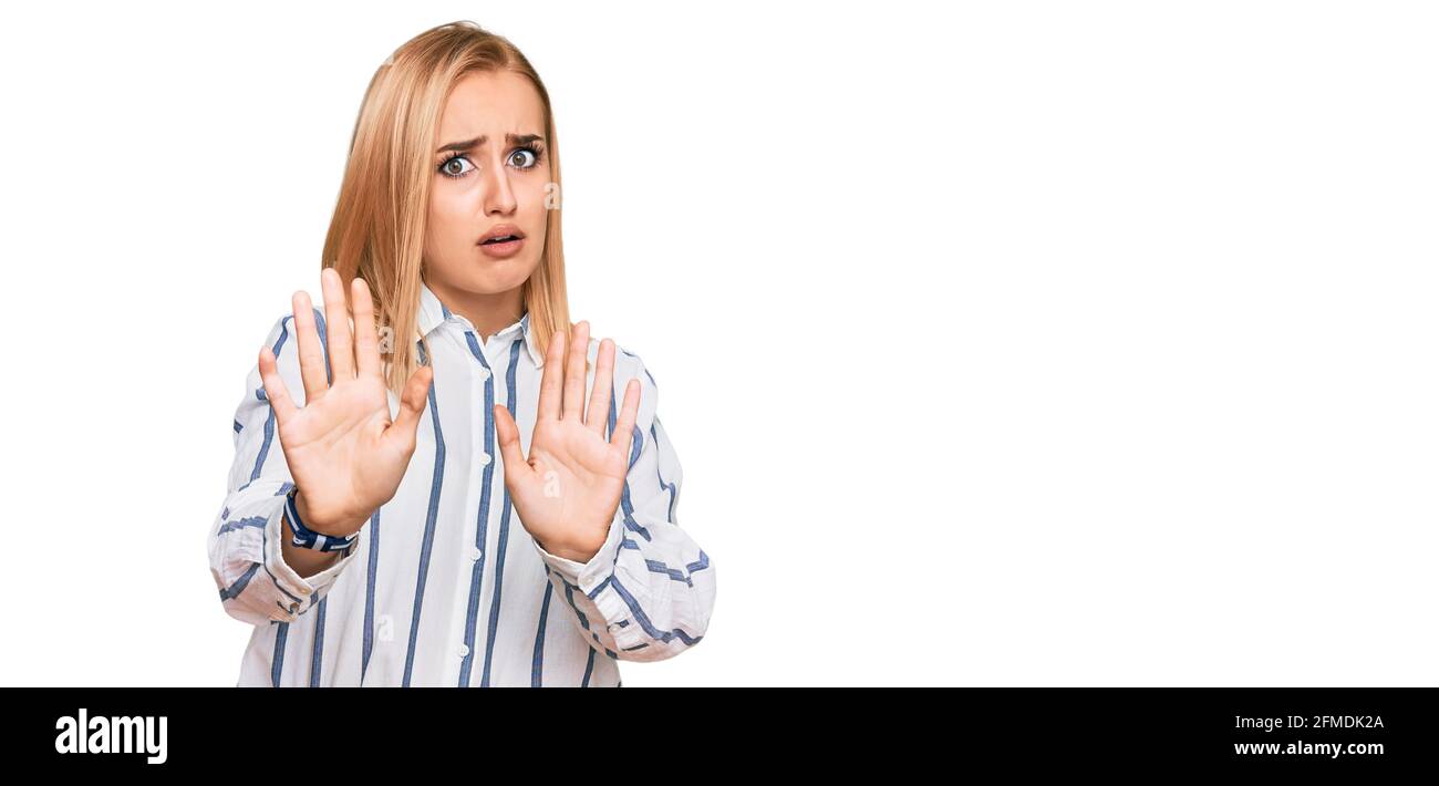 Schöne kaukasische Frau tragen lässige Kleidung wegbewegen Hände Handflächen zeigen Ablehnung und Ablehnung mit Angst und ekelhaften Ausdruck. Stop und fo Stockfoto