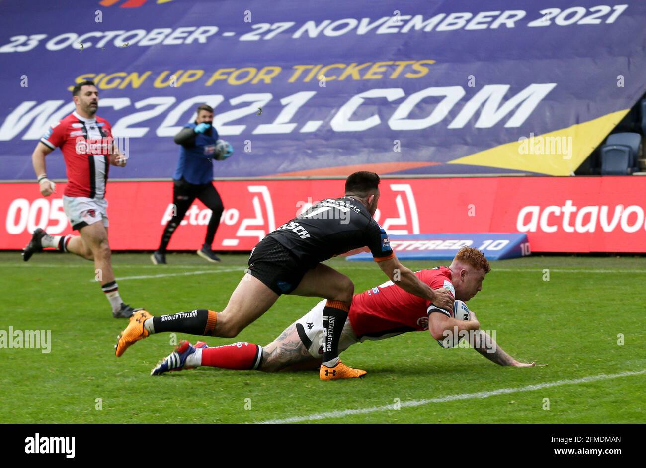 Harvey Livett von Salford Red Devils erzielt den zweiten Versuch seiner Seite im Viertelfinalspiel des Betfred Challenge Cup im Emerald Headingley Stadium, Leeds. Bilddatum: Samstag, 8. Mai 2021. Stockfoto