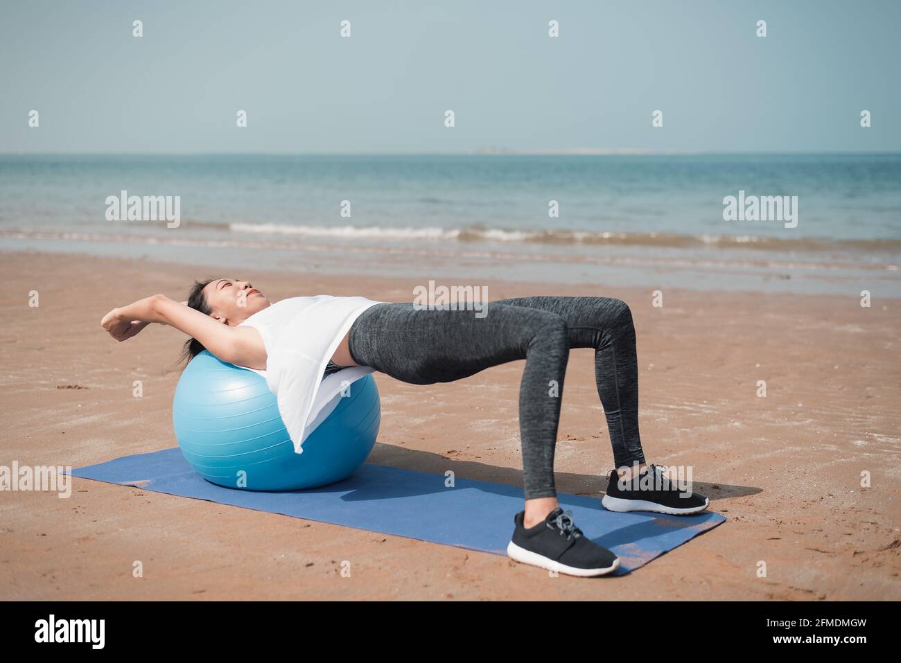 Beach ball sit -Fotos und -Bildmaterial in hoher Auflösung – Alamy