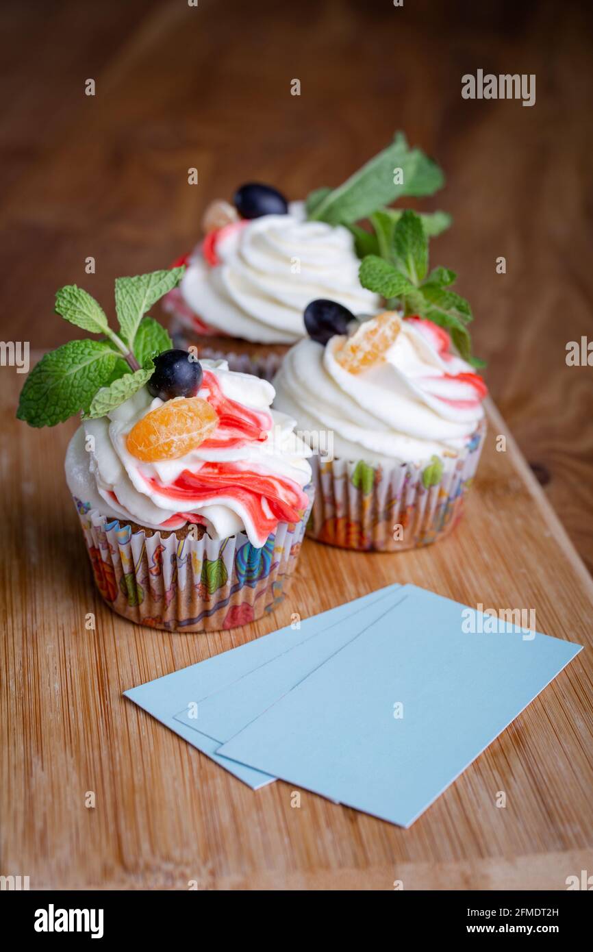 Cupcakes mit Visitenkarten für Ihr Design Stockfoto