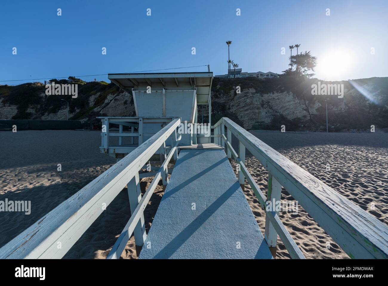 Morgenansicht des Rettungsschwimmerturms am Westward Beach im malerischen Malibu, Kalifornien. Stockfoto