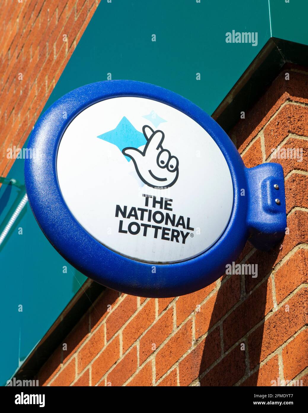 Hertfordhire, Großbritannien - 22. April 2021: Nahaufnahme des Symbols der National Lottery vor einem Zeitungsladen in Großbritannien. Stockfoto