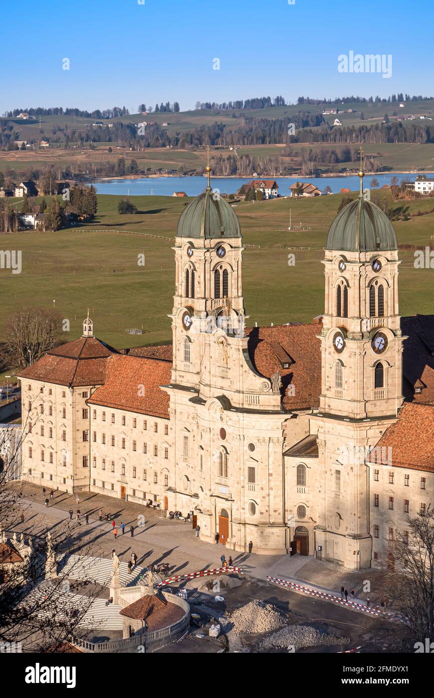 Einsiedeln, Schweiz - 25. November 2020: Die Benediktinerabtei Einsiedeln mit ihrer mächtigen Basilika ist das wichtigste katholische Wallfahrtszentrum in SW Stockfoto
