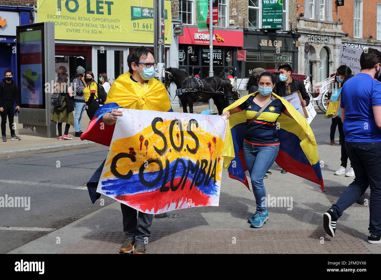Demonstranten in der Grafton Street in Dublin. Protestieren über die kolumbianischen Regierungen, die Probleme zu Hause behandeln. Stockfoto