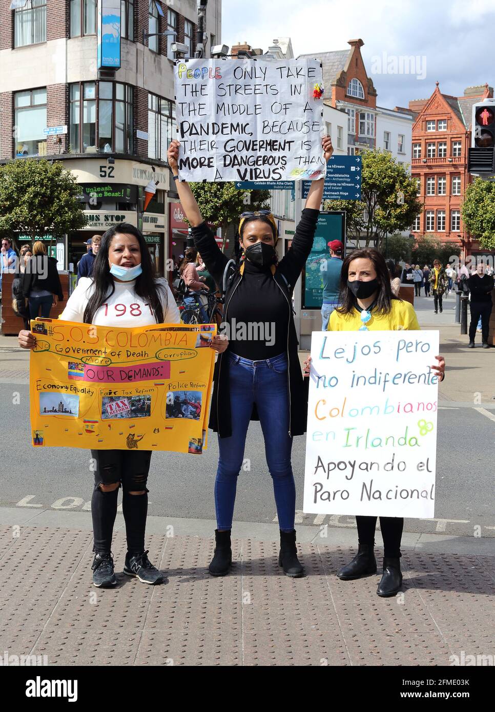 Demonstranten in der Grafton Street in Dublin. Protestieren über die kolumbianischen Regierungen, die Probleme zu Hause behandeln. Stockfoto