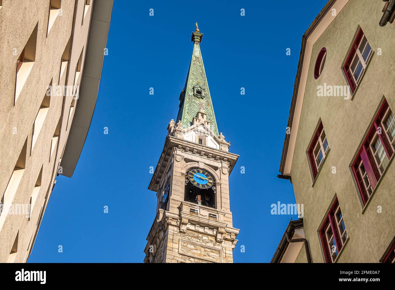 St. Moritz, Schweiz - 26. November 2020: Der Glockenturm der reformierten Kirche in der Altstadt von St. Moritz, dem berühmten schweizer Luxusresort. Stockfoto
