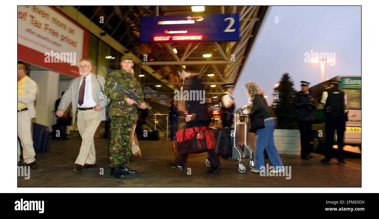 Bewaffnete Soldaten und Polizisten an einem der Eingänge zu Terminal 4 am Flughafen Heathrow für den zweiten Tag.pic David Sandison 12/2/2003 Stockfoto