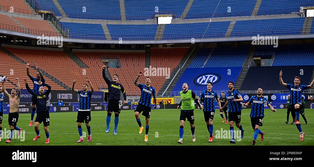 Mailand, Italien. Mai 2021. Inter-Spieler feiern den Sieg der italienischen Meisterschaft am Ende des Fußballspiels der Serie A zwischen dem FC Internazionale und Sampdoria UC im San Siro Stadion in Mailand (Italien), 8. Mai 2021. Foto Mattia Ozbot/Insidefoto Kredit: Insidefoto srl/Alamy Live News Stockfoto