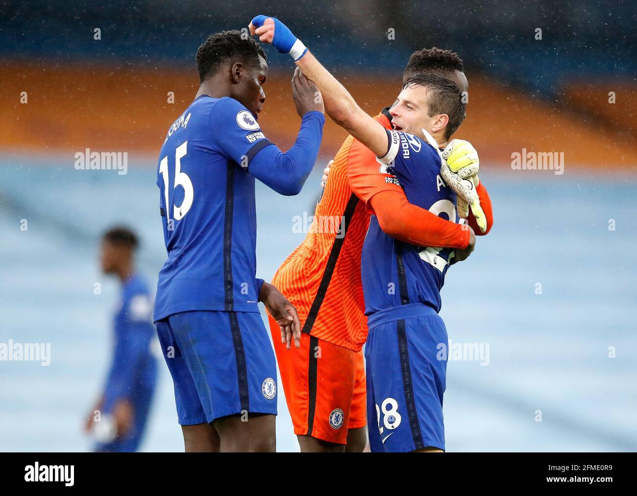 Chelsea S Kurt Zouma Links Torwart Edouard Mendy Mitte Und Cesar Azpilicueta Feiern Nach Dem Premier League Spiel Im Etihad Stadium Manchester Bilddatum Samstag 8 Mai 2021 Stockfotografie Alamy