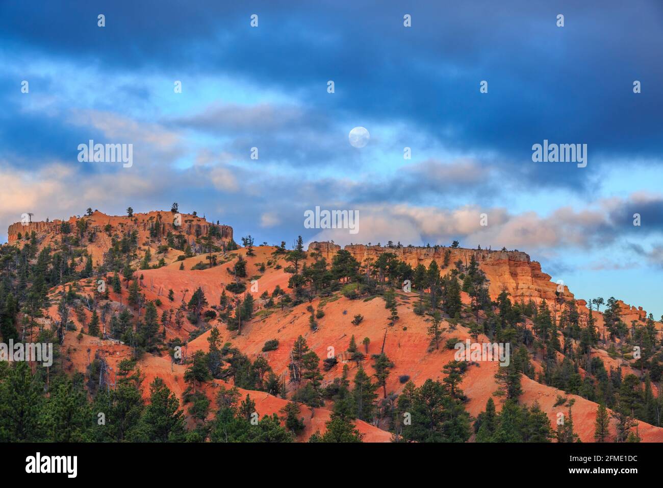 monduntersetzung über Klippen des roten Canyons in der Nähe des bryce Canyon National Park, utah Stockfoto