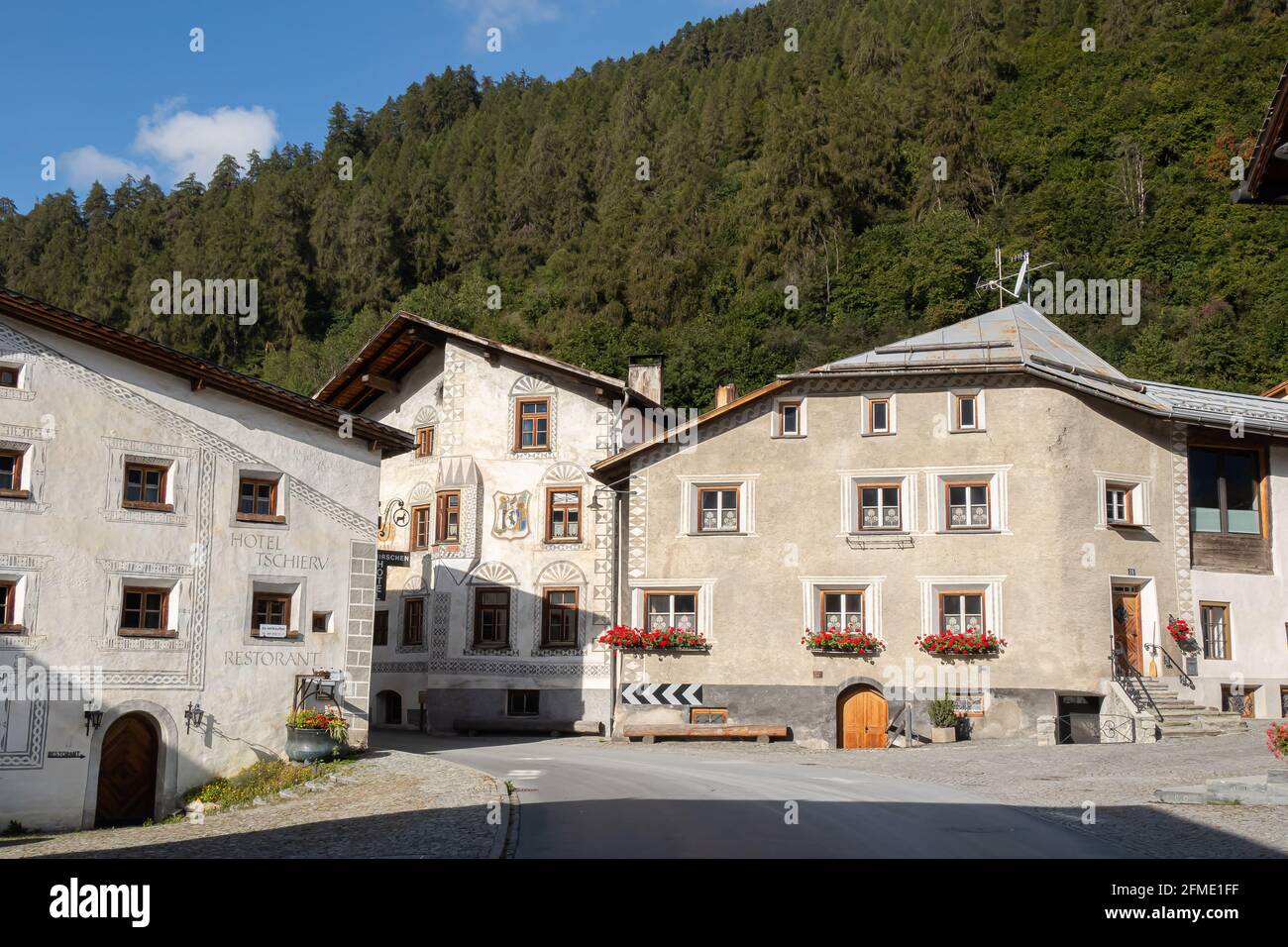 Mustair, Schweiz - 8. September 2020: Mustair ist ein Dorf im schweizer Kanton Graubünden. Traditionelle Häuser. Stockfoto