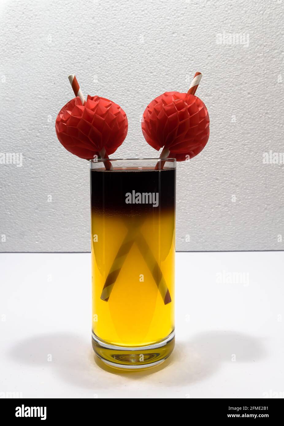 Zrich, Schweiz - 10. Oktober 2020: Bambus-Bambus-Cocktail-Getrnk,  bestehend aus gelber Limonade und Rotwein Stockfotografie - Alamy
