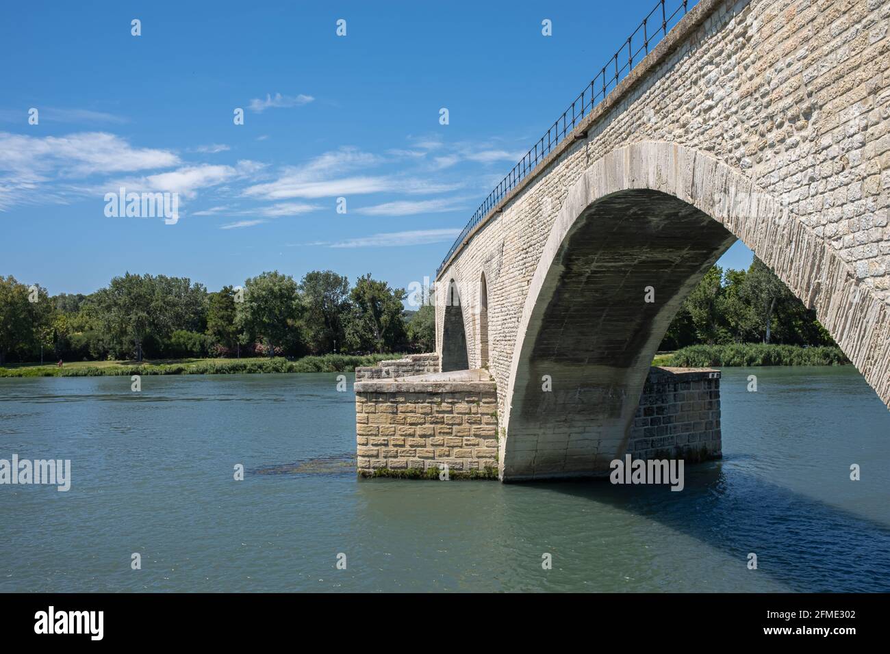 Avignon, Frankreich - 7. Juli 2020: Die Pont Saint-Benezet, auch bekannt als Pont Avignon, ist eine berühmte mittelalterliche Brücke in der Stadt Avignon, im Süden Stockfoto