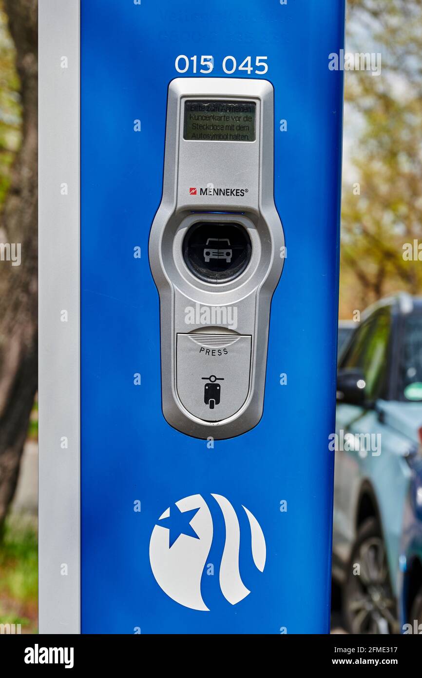 Berlin, Deutschland - 8. Mai 2021: Blick auf eine öffentliche Ladestation für umweltfreundliche Autos mit Elektroantrieb. Stockfoto
