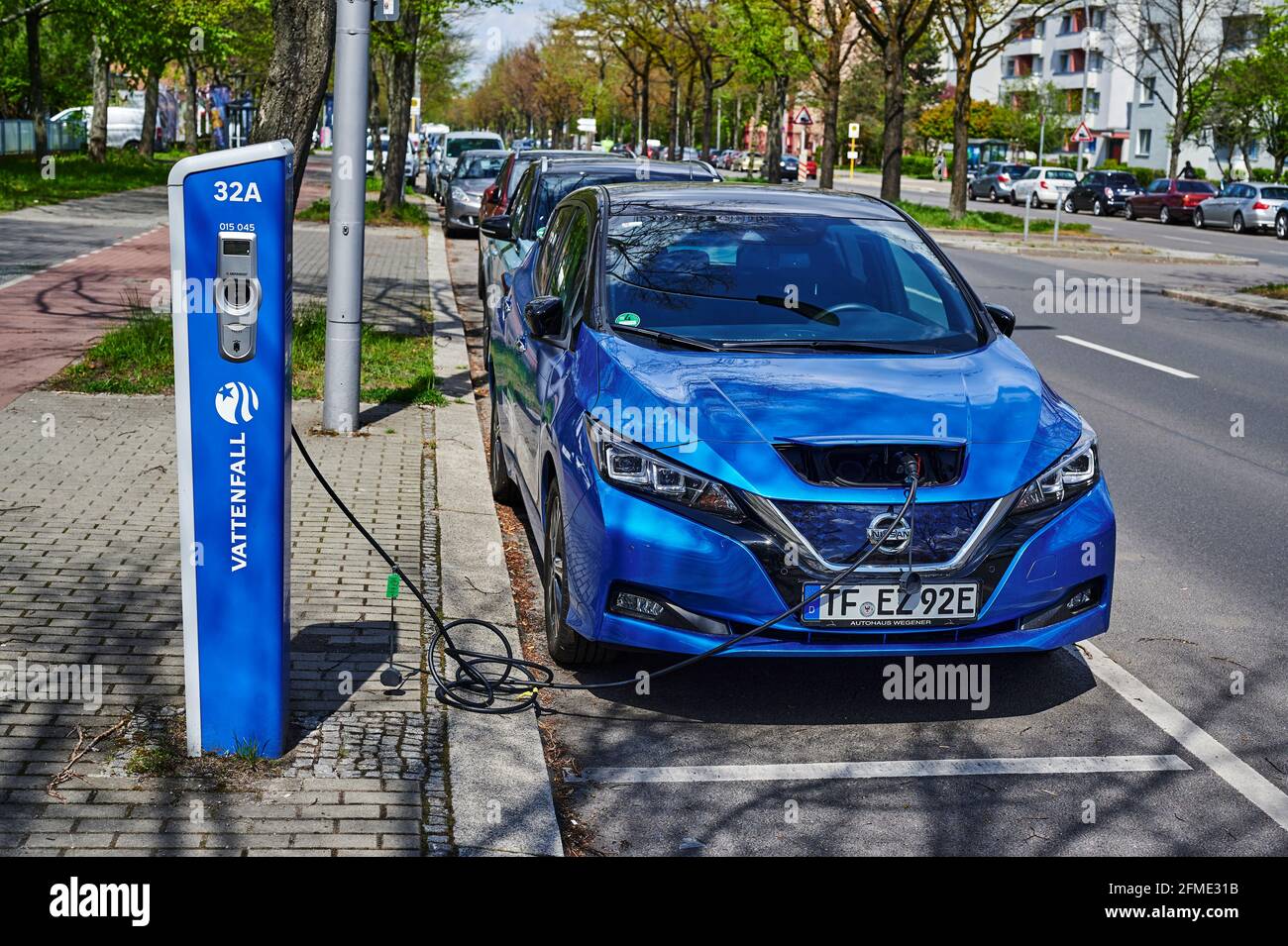 Berlin, Deutschland - 8. Mai 2021: Blick auf eine öffentliche Ladestation für umweltfreundliche Autos mit Elektroantrieb. Stockfoto