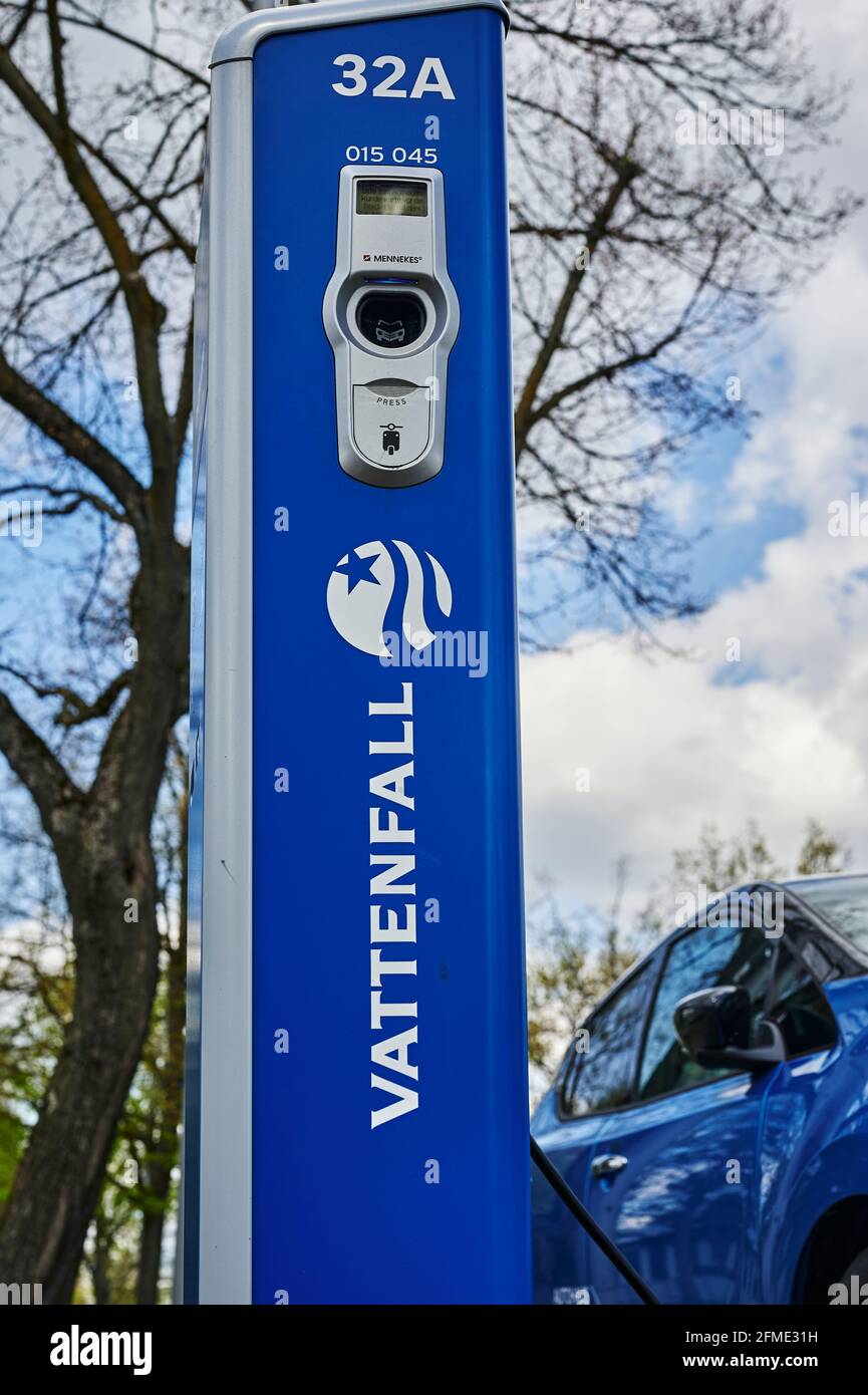 Berlin, Deutschland - 8. Mai 2021: Blick auf eine öffentliche Ladestation für umweltfreundliche Autos mit Elektroantrieb. Stockfoto