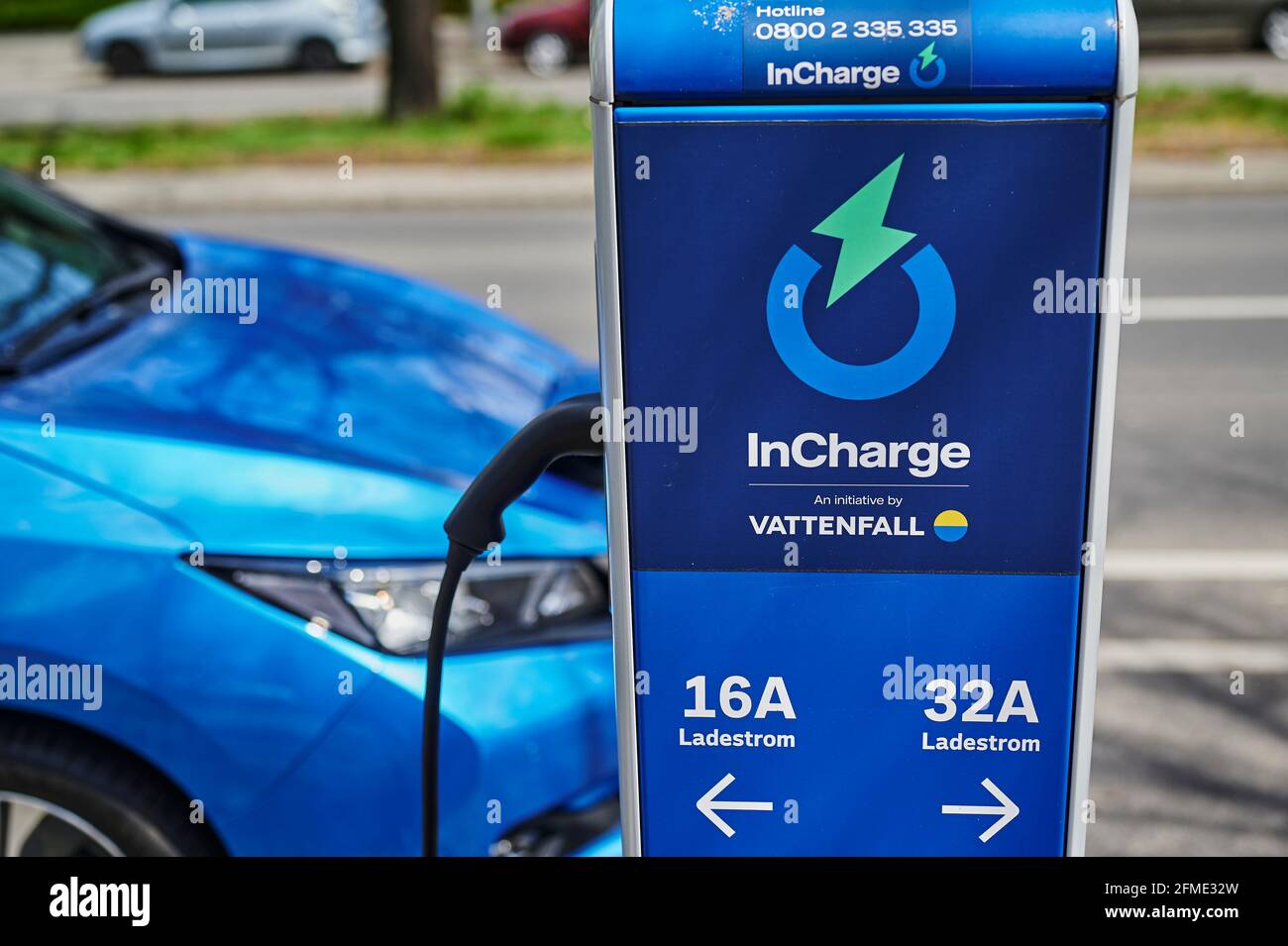 Berlin, Deutschland - 8. Mai 2021: Blick auf eine öffentliche Ladestation für umweltfreundliche Autos mit Elektroantrieb. Stockfoto