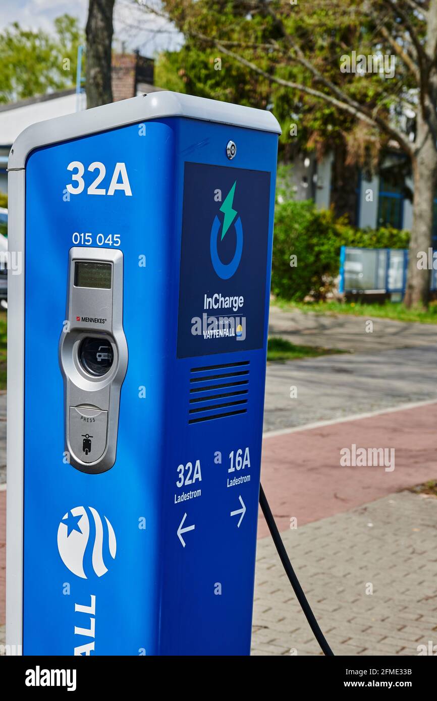 Berlin, Deutschland - 8. Mai 2021: Blick auf eine öffentliche Ladestation für umweltfreundliche Autos mit Elektroantrieb. Stockfoto